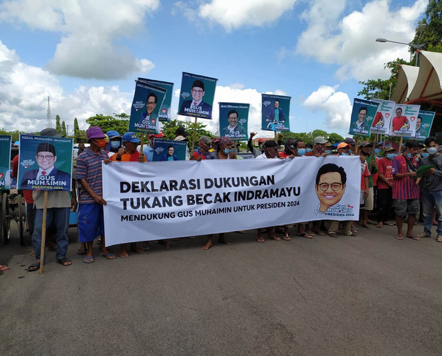 Ratusan tukang becak yang tergabung dalam komunitas tukang becak Indramayu Jawa Barat menggelar deklarasi dukungan untuk Abdul Muhaimin Iskandar (Gus Muhaimin) Presiden 2024. (Tomi Indra)