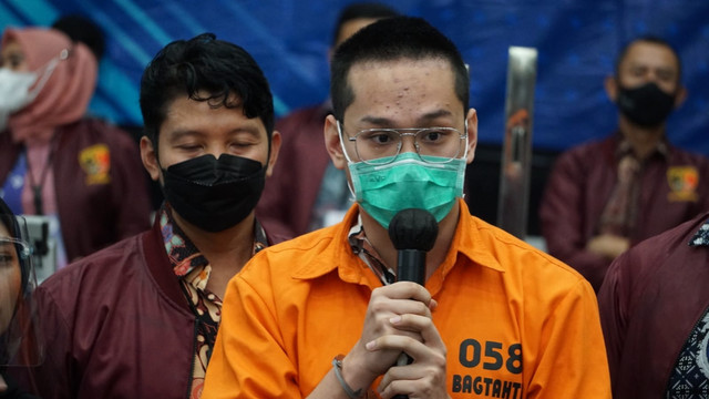 Polisi menunjukkan tersangka kasus penipuan aplikasi Binomo Indra Kenz (tengah) saat konferensi pers di Bareskrim, Mabes Polri Jakarta, Jumat (25/3/2022).
 Foto: Jamal Ramadhan/kumparan
