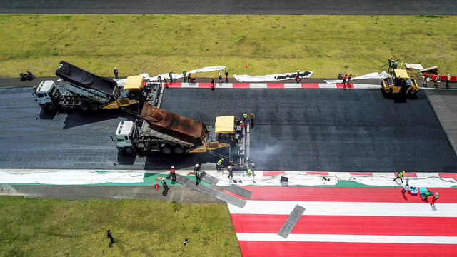 Foto udara pengaspalan ulang tikungan ke-17 lintasan Pertamina Mandalika International Street Circuit di KEK Mandalika, Kecamatan Pujut, Praya, Lombok Tengah, NTB, Sabtu (5/3/2022). Foto: Ahmad Subaidi/ANTARA FOTO