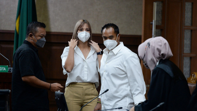 Terdakwa kasus penyalahgunaan narkoba Ardie Bakrie (ketiga kiri), Nia Ramadhani (kedua kiri) dan Zen Vivanto (kiri) mengikuti jalannya sidang kasus narkoba di Pengadilan Negeri (PN) Jakarta Pusat, Jakarta, Kamis (9/12). Foto: M Risyal Hidayat/ANTARA FOTO