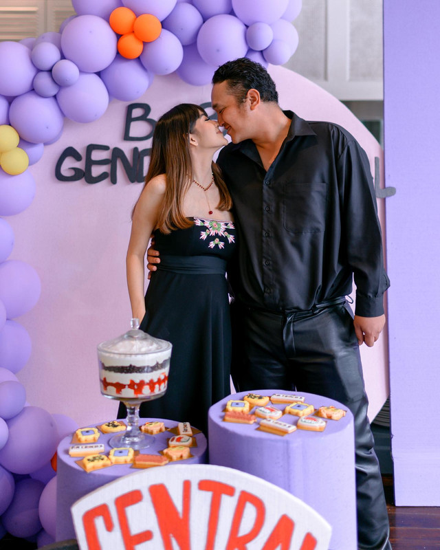 Gilang Dirga dan Adiezty Fersa berpenampilan bak Ross dan Rachel di serial Friends saat acara gender reveal. Foto: Instagram/@gilangdirga