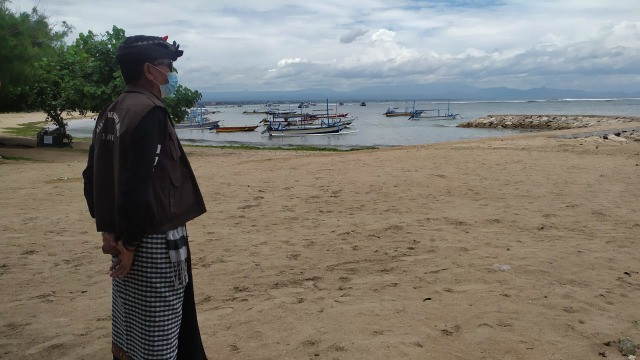 Seorang pecalang menjaga keamanan pantai saat Nyepi di Bali - IST
