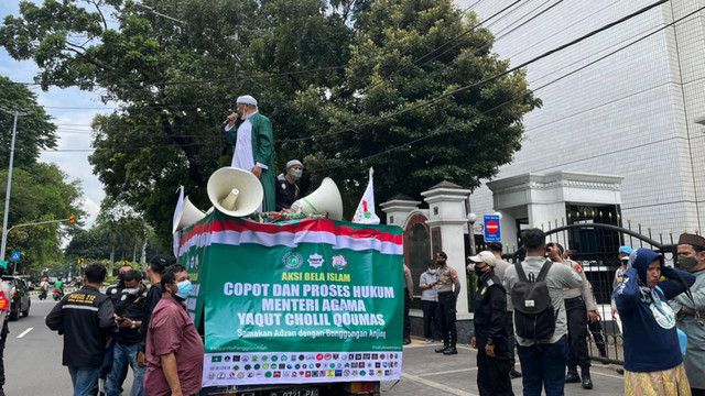 Massa aksi menuntut Menteri Agama dicopot berkumpul di depan Kementerian Agama, Jumat (4/2).
Foto: Haya Syahira/kumparan