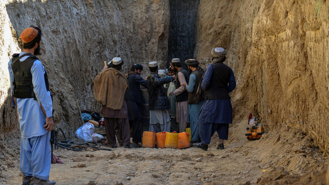 Tim penyelamat mencoba menjangkau dan menyelamatkan seorang anak laki-laki yang terperangkap selama dua hari di sebuah sumur di desa terpencil Afghanistan selatan Shokak, di provinsi Zabul, Afghanistan, Kamis (17/2/2022).  Foto: Javed TANVEER / AFP