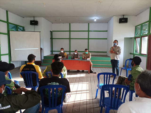 Erik Sulidra menceritakan tentang kondisi Habitat di Hutan Desa saat sosialisasi, pada Senin (11/4/2022) di Gedung Serbaguna Desa Pulau Kumbang. Foto : Andre Ronaldo/Yayasan Palung)