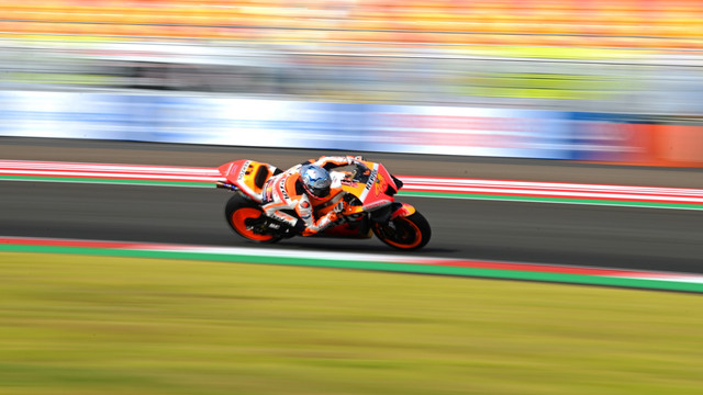 Pembalap Repsol Honda Team Pol Espargaro memacu sepeda motornya saat sesi latihan bebas 2 MotoGP seri Pertamina Grand Prix of Indonesia 2022 di Pertamina Mandalika International Street Circuit, Lombok Tengah, NTB, Jumat (18/3/2022). Foto: Andika Wahyu/ANTARA FOTO