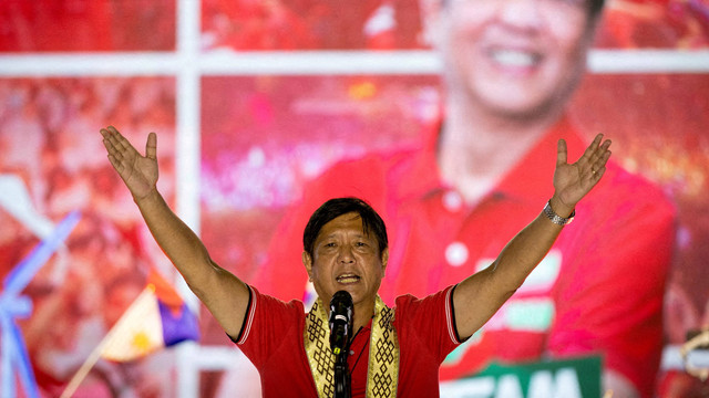 Kandidat presiden Filipina Ferdinand "Bongbong" Marcos Jr., putra mendiang diktator Ferdinand Marcos, menyampaikan pidato selama kampanye di Lipa, provinsi Batangas, Filipina, Rabu (20/4/2022). Foto: Willy Kurniawan/REUTERS