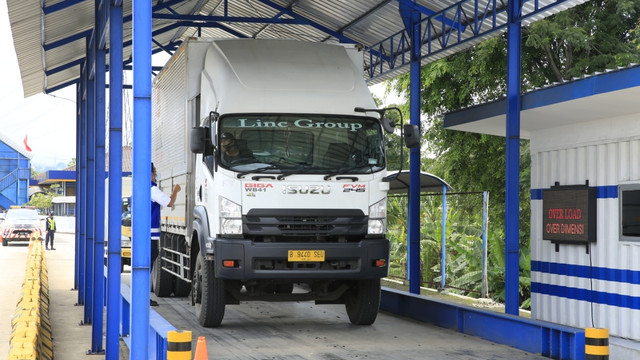 Truk ODOL (Over Loaded, Over Dimension) melintas di jalan tol. Foto: Jasa Marga