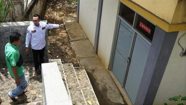 Bupati Tanah Datar Eka Putra saat meninjau kondisi toilet di kawasan Istano Basa Pagaruyuang. Foto: dok Humas Pemkab