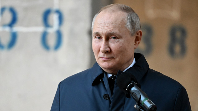 Presiden Rusia Vladimir Putin mengunjungi lokasi pembangunan National Space Center di Moskow, Russia, Minggu (27/2/2022). Foto: Sergei GUNEYEV/SPUTNIK/AFP 
