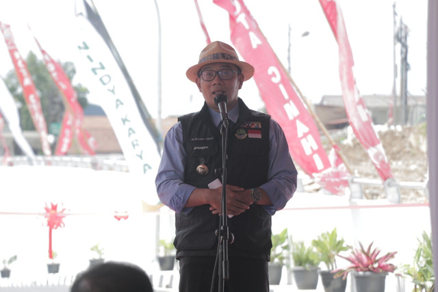 Gubernur Jawa Barat Ridwan Kamil didampingi Pelaksana Tugas (Plt) Wali Kota Cimahi Ngatiyana serta Direktur Pemasaran dan Pengembangan Nindya Moeharmein Zein Chaniago meresmikan Underpass Sriwijaya yang dibangun Nindya pada Selasa (22/2).  Foto: Nindya Karya