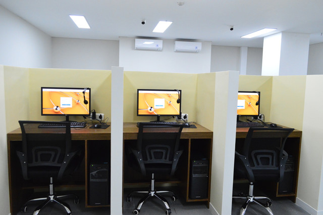 Ruang Computer-Delivered (CD) IELTS Test Venue di Laboratorium CD IELTS.