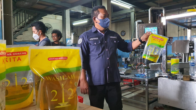 Polres Metro Depok gerebek gudang pengemasan ulang minyak goreng. Foto: Dok. Istimewa