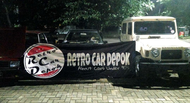 Foto Retro Car Depok saat melakukan kegiatan kopdar (kopi darat). | Dokumentasi oleh Rengga Angga