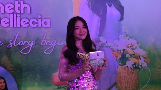 Anneth Delliecia dalam perilisan album perdananya And The Story Begins di KFC Kemang Timur Jakarta Selatan, Jumat (22/4). Foto: Giovanni/kumparan