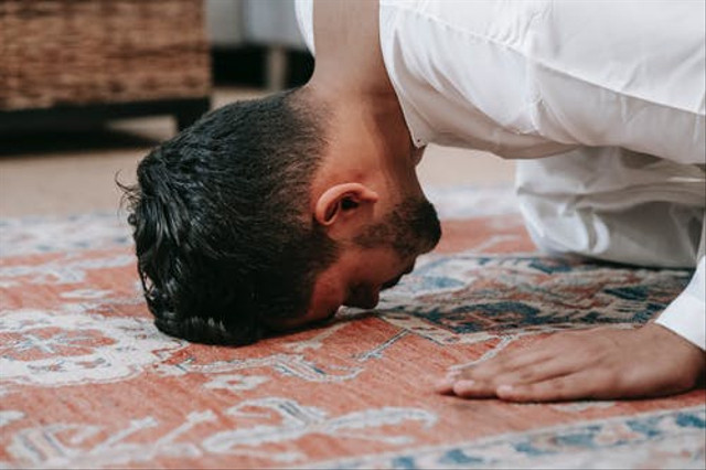 Ilustrasi sholat malam Lailatul Qadar. Foto: Pexels