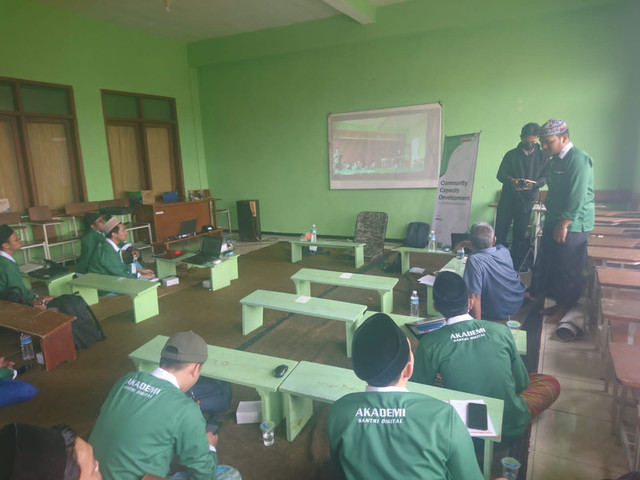 Pelatihan managemen live streaming di Pondok Pesantren Anwarul Huda Kota Malang. dok/Averroes