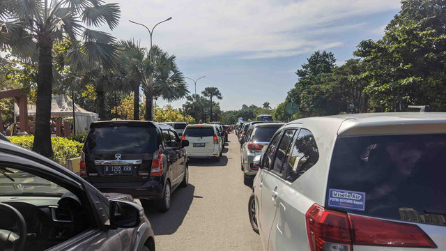 Kepadatan kendaraan di Taman Impian Jaya Ancol, Selasa (3/5/2022). Foto: Jonathan Devin/kumparan