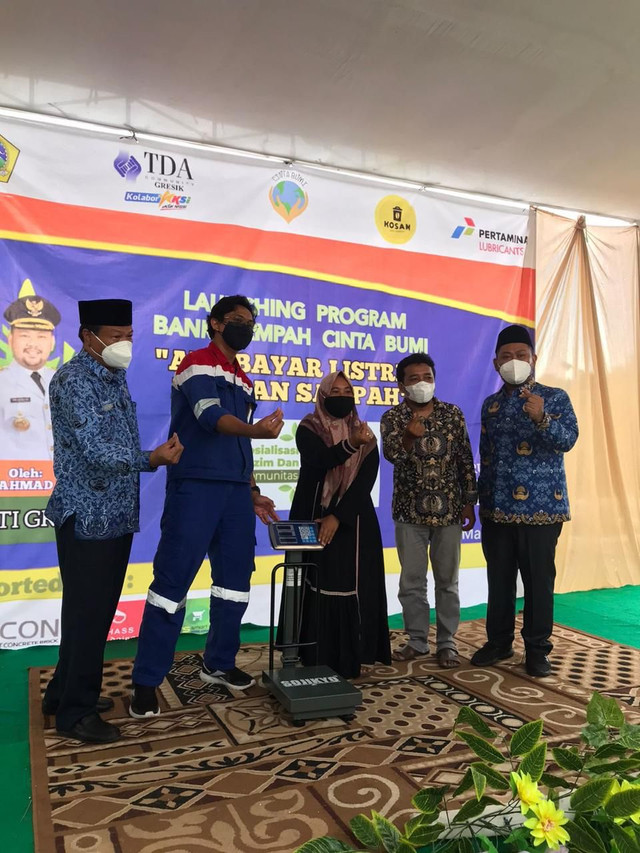 Pengurus TDA Gresik, bersama sejumlah pihak kolaborasi program tukar sampah. dok