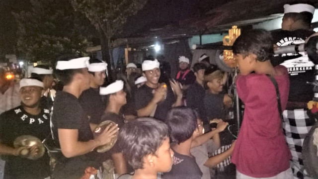 Permainan Baleganjur dari Ketua Seka (kelompok) Baleganjur STT Mekarjat padaacara takbiran keliling, Minggu, (1/5/2022) di Kampung Muslim kepaon, Denpasar - LSU