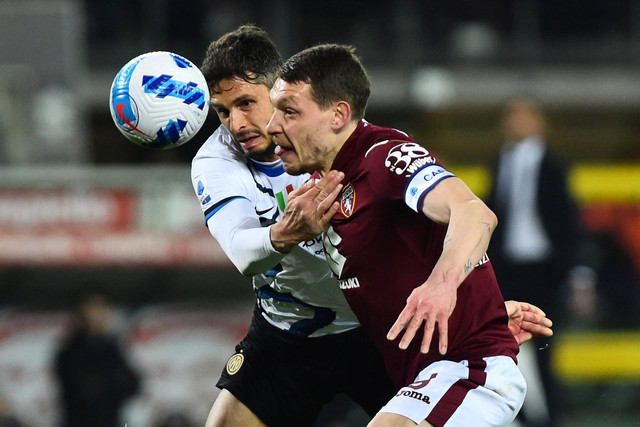 Pemain Inter Milan Andrea Ranocchia berebut bola dengan pemain Torino pada pertandingan lanjutan Liga Italia di Stadio Olimpico Grande Torino, Turin, Italia. Foto: Massimo Pinca/REUTERS