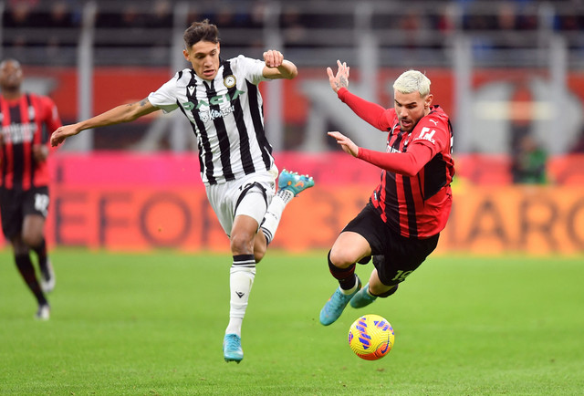 Nahuel Molina dari Udinese beraksi dengan Theo Hernandez dari AC Milan di San Siro, Milan, Italia, Jumat (25/2/2022) Foto: Daniele Mascolo/REUTERS
