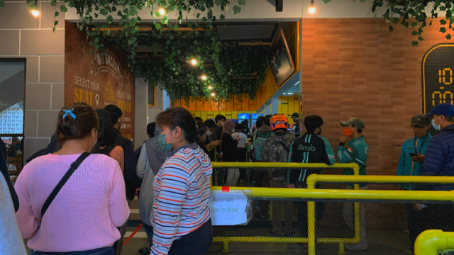 Driver ojek online mengantri di salah satu tempat makan di Bandung untuk para customer pada Sabtu (17/04). (FOTO: Wiena Amalia Salsabilla)