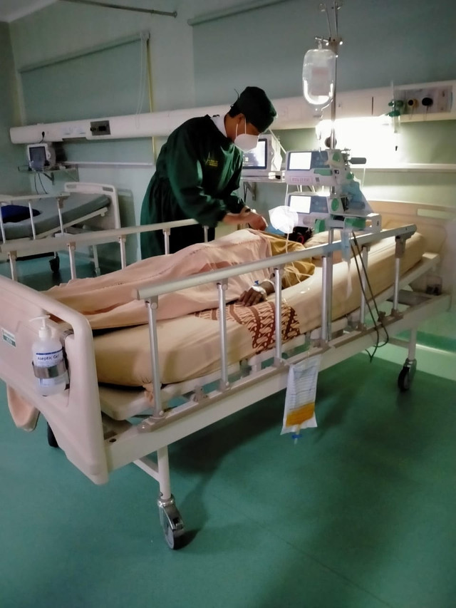 Dosen Spesialis Medikal Bedah Prima Trisna Aji ketika melakukan tindakan pada pasien jantung koroner di Ruang ICCU Kardiovacular