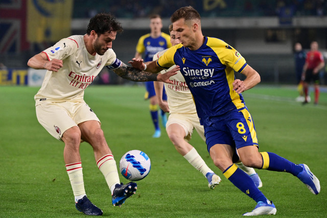 Pemain AC Milan Davide Calabria berebut bola dengan pemain Hellas Verona pada pertandingan lanjutan Liga Italia di Stadion Marc'Antonio Bentegodi, Verona, Italia. Foto: Miguel MEDINA / AFP