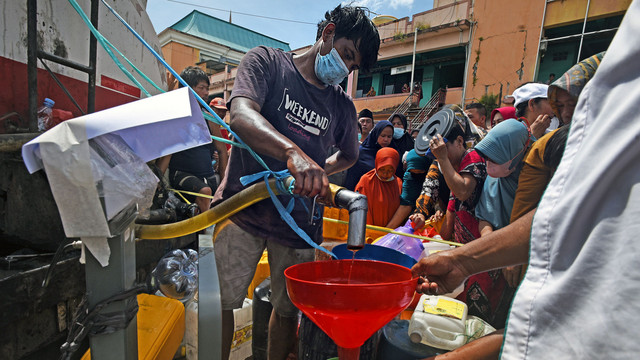 Pekerja melayani warga yang membeli minyak goreng curah saat digelar operasi pasar di Pasar Induk Rau Serang, Banten, Senin (21/3/2022). Foto: Asep Fathulrahman/Antara Foto