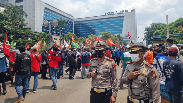 Dir Lantas Polda Metro Jaya Kombes. Pol. Sambodo Purnomo Yogo saat monitoring aksi unjuk rasa massa buruh di Kemnaker RI, Jakarta Selatan, Rabu (16/2/2022). Foto: Instagram/@tmcpoldametro