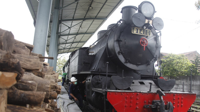 Kereta api punya sejarah panjang sebagai alat transportasi massal. Seperti lokomotif kereta uap Sepur Kluthuk Jaladara, yang masih dioperasikan sebagai kereta wisata di Stasiun Purwosari Solo, Jawa Tengah. Foto: Maulana Surya/ANTARA FOTO