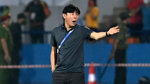 Pelatih Timnas Indonesia Shin Tae Yong memberikan arahan kepada para pesepak bola asuhannya saat melawan Timnas Vietnam dalam laga perdana Grup A Sepak Bola SEA Games 2021 di Stadion Viet Tri, Phu Tho, Vietnam, Jumat (6/5/2022). Foto: Aditya Pradana Putra/ANTARA FOTO
