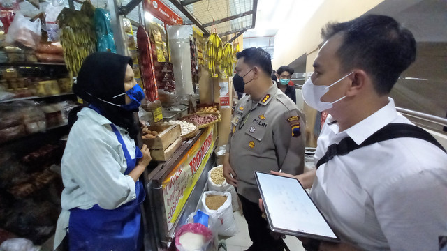 Satgas Pangan Kota Solo berdialog dengan pedagang Pasar Legi, Solo saat memantau peredaran minyak goreng curah di pasar tersebut, Rabu (23/03/2022). FOTO: Agung Santoso