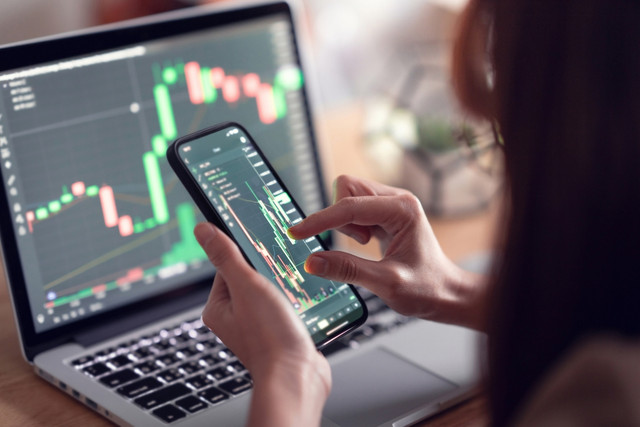 Ilustrasi melakukan investasi di aset kripto. Foto: oatawa/Shutterstock