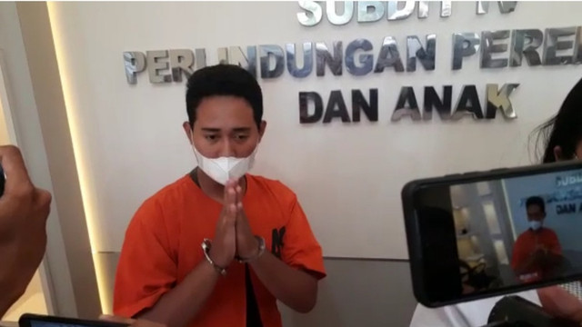 Guru ngaji berinisial MF saat diamankan di Mapolda Sumsel. (ist)