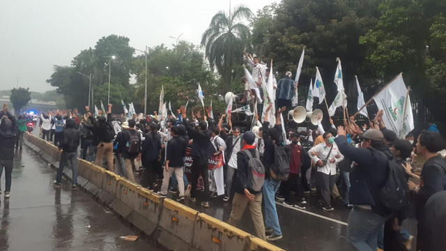 Massa demo membubarkan diri saat demonstrasi di depan gedung DPR RI pada Senin (11/4). Foto: Jacko Ryan/kumparan
