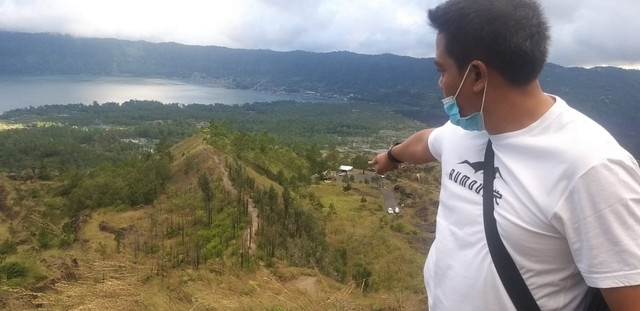 Petugas menunjukkan lokasi di Gunung Batur yang pernah menjadi lokasi pembuatan videe porno pada 2021 - IST