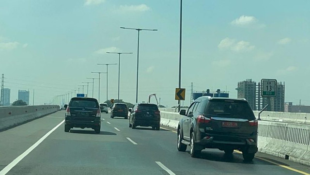 Suasana lalu lintas di Tol Layang MBZ. Foto: Arifin Asydhad/kumparan