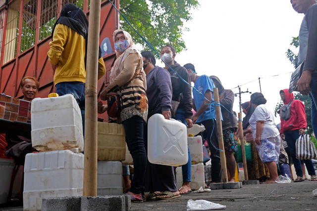 Warga antre membeli minyak goreng curah di sebuah agen penjualan minyak goreng di Tamanagung, Muntilan, Magelang, Jawa Tengah, Kamis (24/3/2022). Foto: Anis Efizudin/Antara Foto