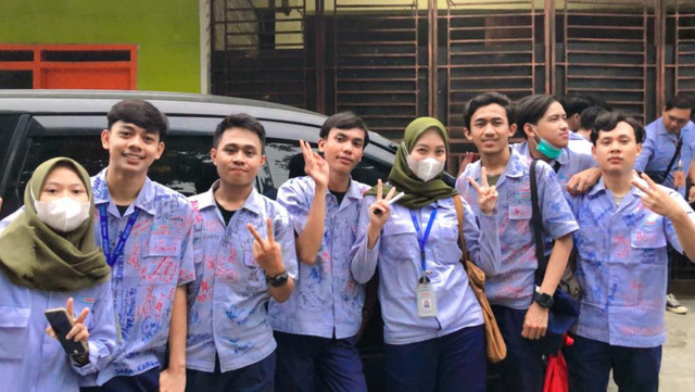 Potret seorang Karyawan PT yang habis kontrak. Sumber dari potret HP \Users\ON.COM38\Picture