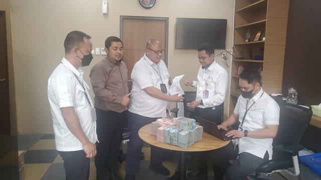 Kuasa hukum Reza Arap menyerahkan uang Rp 950 juta ke penyidik Bareskrim Polri. Foto: Dok. Istimewa