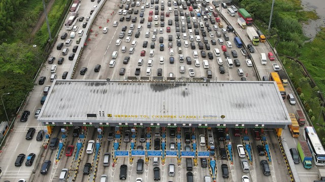 Foto udara sejumlah kendaraan antre melintasi Gerbang Tol Cikampek Utama, Kabupaten Purwakarta, Jawa Barat, Kamis (28/4/2022). Foto: M Risyal Hidayat/ANTARA FOTO