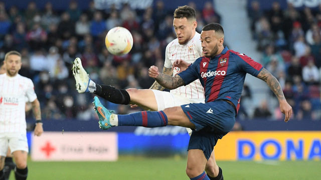 Bek Levante Ruben Vezo beraksi dengan pemain Sevilla Lucas Ocampos di Stadion Ciutat de Valencia di Valencia, Kamis (21/4/2022). Foto: Jose Jordan/AFP