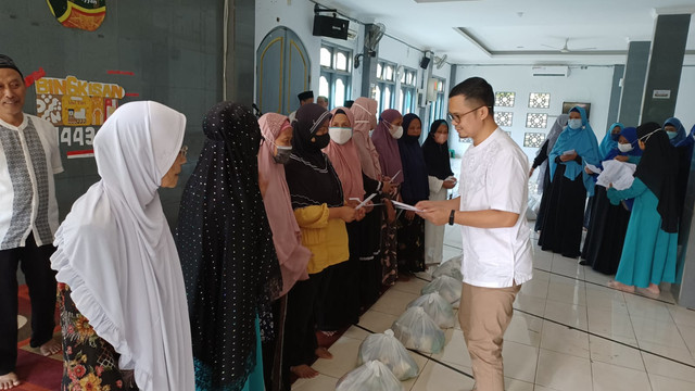 Penyerahan bantuan Ramadhan 1443 H Masjid Ar Royyan. Foto: Dokumen Suzan Lesmana