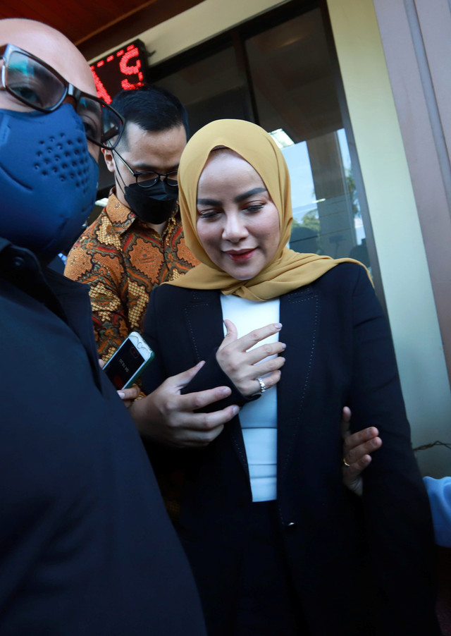 Pasangan artis Olla Ramlan saat ditemui wartawan usai menjalani sidang  perceraian di Pengadilan Agama Jakarta Selatan, Senin, (4/4/2022). Foto: Ronny