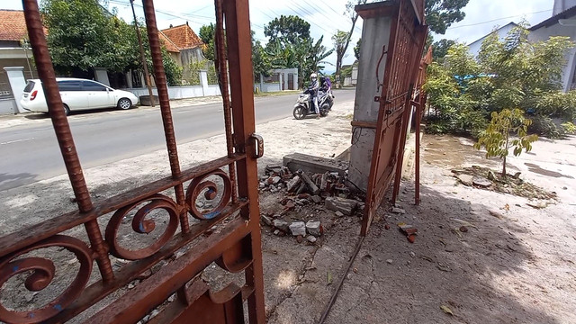 Pagar tembok rumah warga yang ditabrak mobil terduga teroris dokter Sunardi. FOTO: Agung Santoso