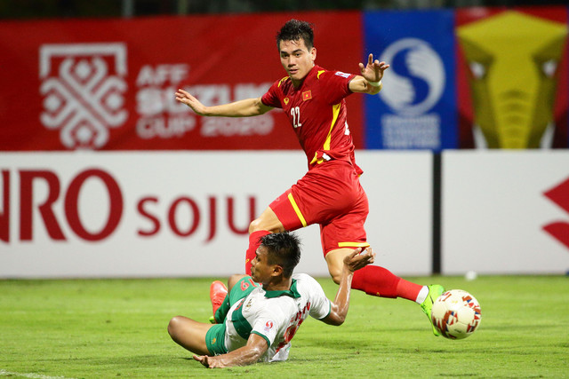 Nguyen Tien Linh dari Vietnam pada pertandingan Grup B AFF Suzuki Cup 2020 antara Indonesia dan Vietnam di Stadion Bishan pada 15 Desember 2021 di Singapura. Foto: Suhaimi Abdullah/NurPhoto/via REUTERS