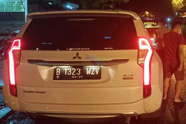 Mobil Dinas Bupati Bojonegoro yang dibawa kabur pencuri, saat diamankan anggota Polsek Margomulyo, Polres Bojonegoro. Kamis (21/04/2022) (foto: dok istimewa)