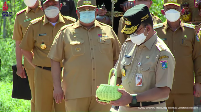 Gubernur Anies Baswedan menyerahkan tanah dan air kepada Presiden Jokowi di Titik Nol IKN, Senin (14/3/2022). Foto: Youtube/Setpres
